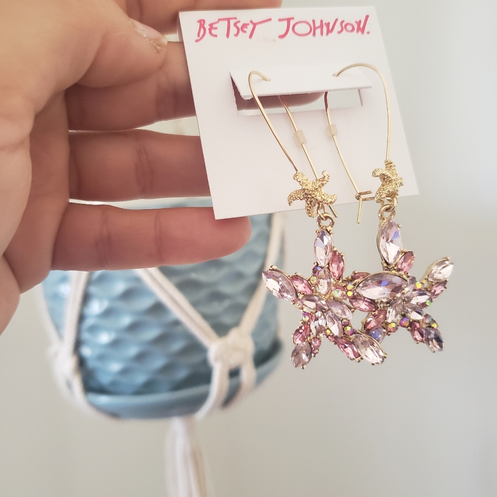 NWT - Betsey Johnson gold tone crystal cluster starfish earrings- jc300
